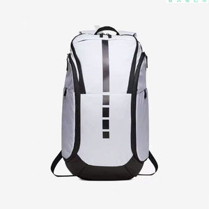 Sac de sport imperméable pour le basketball, sac à dos de haute qualité pour l'entraînement en salle de sport avec grand compartiment et poches latérales au Pakistan - Product Image 3