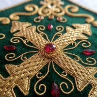 Applique religieuse de luxe brodée à la main avec cristaux rouges et fil de bouillon 3D personnalisé pour vêtements de cérémonie