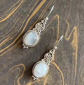 Boucles d'oreilles pendantes vintage faites à la main en argent sterling avec pierre de lune et filigrane, serti clos, collection de bijoux en argent fin pour femme - Product Image 2
