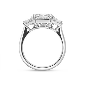 Exquisito Anillo de Compromiso de Tres Piedras con Diamante de Corte Radiante |   Joyería nupcial clásica de lujo en oro de 14 quilates - Product Image 4