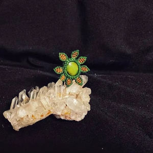 แหวนดอกไม้มาคราเม่สีเขียวทำมือ ประดับพลอยธรรมชาติ ปรับขนาดได้ สไตล์ทะเล ประดับลูกปัด แหวนเด่นสะดุดตา รับรองโดย IGI เครื่องประดับทำมือ - Product Image 1