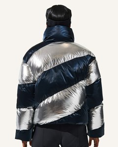 Chaqueta de invierno acolchada personalizada para mujer, ropa informal premium para exteriores, a prueba de viento, con cierre de cremallera y bolsillos laterales. - Product Image 2