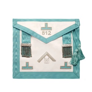 Tablier maçonnique en peau d'agneau de haute qualité, bleu ciel, brodé à la main, forme carrée, avec logo personnalisé, conforme aux réglementations du Blue Lodge de Pennsylvanie. - Product Image 1