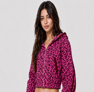 Hoodie court zippé doux pour femme, imprimé léopard rose, avec détails contrastants, style streetwear, pour la mode féminine - Product Image 1