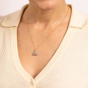NIKHIL GEMS Pendentif plaqué or vintage délicat géométrique avec opale dendrite naturelle triangulaire pour fiançailles, par un tiers - Product Image 4