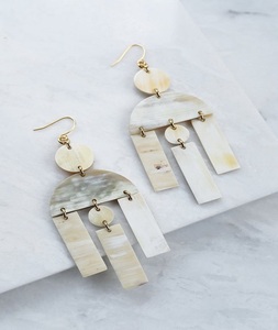 Pendientes de Cuerno de Búfalo Natural Premium, Hechos a Mano, Pulidos y Tallados, Ecológicos, con Forma Natural y Temática Animal, F S International - Product Image 3