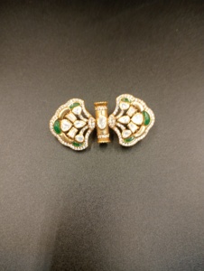 Broche Fleur en Argent Plaqué Or avec Strass en Cristal et Pierres Doublet Vertes, Accessoire de Fête Unisexe, Bijou de Mariage Élégant pour Vêtements - Product Image 1