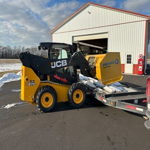 Chargeuse compacte JCB 270 robuste avec une capacité de travail polyvalente pour les travaux d'aménagement paysager, l'agriculture, les excavations et les projets de construction - Product Image 3