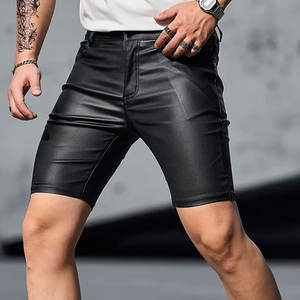 Shorts en cuir pour hommes avec ceinture ajustable, construction durable et style streetwear contemporain - Product Image 1