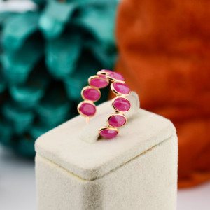 แหวนประดับทับทิมสีแดงธรรมชาติแบบ Eternity Band ตัวเรือนทองคำแท้ 18K สีเหลือง – แหวนประดับพลอยรูปไข่ แหวนประจำเดือนเกิดเดือนกรกฎาคม เครื่องประดับชั้นดี - Product Image 5