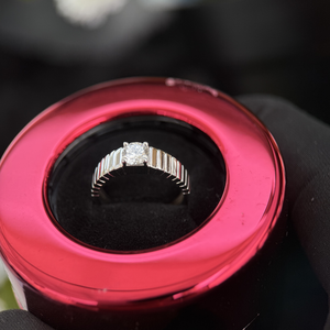 Bague de fiançailles et d'anniversaire solitaire en or blanc 14 carats, 0,50 ct, forme ronde, diamant de laboratoire certifié IGI, avec bande côtelée - Product Image 4