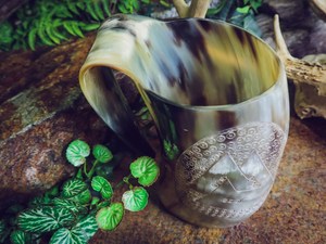 Jarra de Cerveza de Cuerno de Búfalo Natural Acabada a Mano, Cuerno de Búfalo Pulido Estilo Vikingo con Temática Animal - Product Image 4