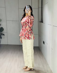 Elegante conjunto plazo con Kurti corto, presenta un hermoso top colorido adornado con láminas doradas, tiene mangas largas y ligeramente fruncidas. - Product Image 5