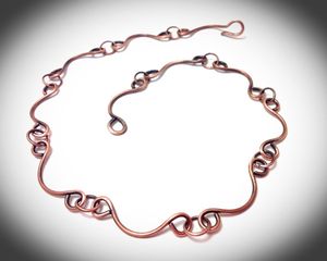 Collier en cuivre de qualité supérieure, bijou fait main au design attrayant pour les amateurs de mode moderne - Product Image 1