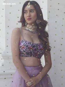 ชุดเลเฮนกาผ้าออร์แกนซ่าดีไซน์หรูหราสำหรับโอกาสพิเศษ พร้อมเสื้อปักลายด้ายหลากสีและผ้าคลุมไหล่ ราคาขายส่ง - Product Image 3