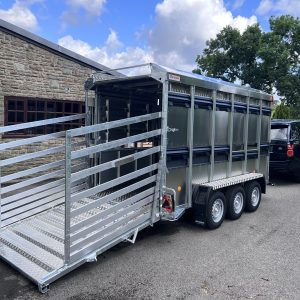 Remorque de transport en acier inoxydable pour bétail et chevaux avec rampe et barrières latérales, capacité de 4000 kg - Product Image 1