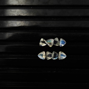 Piedra lunar arcoíris natural RMS, corte triangular, iridiscente, pulida, para la fabricación de joyas, pedido al por mayor desde India. - Product Image 1