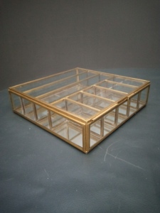 Organisateur de bijoux en verre avec cadre en laiton, base miroir, design rectangulaire, 10x10x2 pouces, pour rangement et présentation, multi-compartiments - Product Image 3