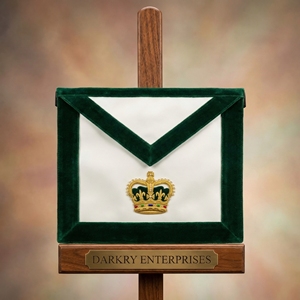 Tablier maçonnique personnalisé fait main en cuir blanc avec bordure en velours vert, broderie en fil doré motif couronne, Régalia de Maître Ancien - Product Image 1