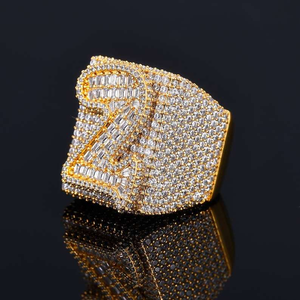 Anillo llamativo de moissanita en tono dorado, estilo hip hop, joyería para hombre, regalo de moda urbana de lujo y estilo audaz. - Product Image 2