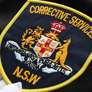 Écussons brodés personnalisés en gros avec fixation auto-agrippante et adhésif thermocollant pour vêtements et uniformes - Product Image 6