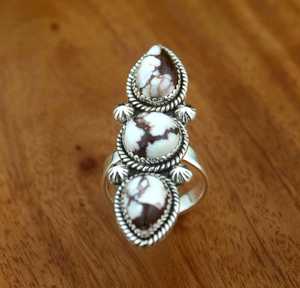 Anillo Artesanal de Plata de Ley 925 al por Mayor con Diseño del Suroeste - 3 Piedras Naturales de Turquesa Búfalo Blanca / Caballo Salvaje Mag - Product Image 3