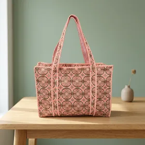 Bolso de Hombro Le Souvenirs para Mujer, Estilo Bohemio Vintage, Estampado Invernal, Hecho a Mano, Ecológico, Acolchado, de Algodón Puro, Ligero y Moderno - Product Image 1