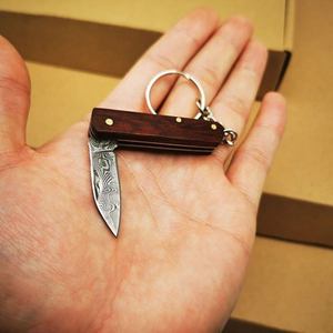 Couteau de poche pliant artisanal en acier Damas miniature, avec poignée en bois et porte-clés métallique, ouverture coulissante, pour l'extérieur, vente en gros, qualité supérieure - Product Image 4