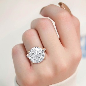 Impressionnante bague de fiançailles ronde en or rose 10K avec diamant de laboratoire, 11,96 carats au total, bague de luxe pour les mariées élégantes - Product Image 1