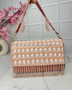 Pochette de soirée perlée avec pompon décoratif, faite à la main, fermeture à rabat, style élégant pour les soirées - Product Image 1
