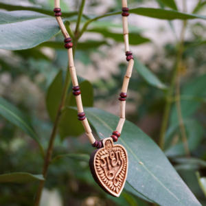 Collier Mala en perles rondes en bois brun Tulsi avec pendentif Radha, bijoux religieux faits à la main, lot en gros - Product Image 4