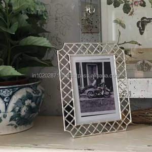 Cadre photo en métal moderne, présentoir photo en métal pour décoration murale de galerie, intérieur de maison contemporain, style de présentation artistique - Product Image 1