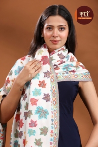 Chal de lana con patrón de hojas, bufanda de invierno con borde de flecos, accesorio tradicional para mujer para ropa étnica - Product Image 5