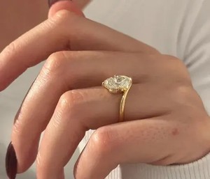 Bague solitaire moderne en diamant avec élégante bande en V, bijou de luxe pour fiançailles, mariage ou anniversaire, design raffiné. - Product Image 5