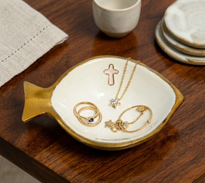 Bandeja de aluminio artesanal con forma de pez, con esmalte color burdeos intenso, detalles en latón y un elegante motivo central blanco. - Product Image 5