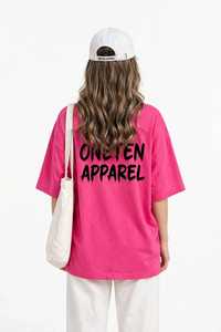 เสื้อยืดผู้หญิงสีชมพูสดใส แบรนด์ ONETEN APPAREL ทรงปกติ ผ้าเจอร์ซีย์ สำหรับฤดูร้อน แขนสั้น คอวี พิมพ์ลายตัวอักษร สไตล์ลำลอง - Product Image 3