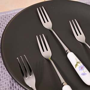 Fourchettes à dessert en céramique motif marguerites écologiques (lot de 4) – Ustensiles métalliques jetables mignons pour la maison - Product Image 2