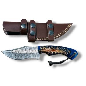 Couteaux à dépecer en acier Damas de qualité supérieure avec une lame incurvée tranchante pour la chasse en plein air, la préparation des gibiers, le camping et le bushcraft - Product Image 1