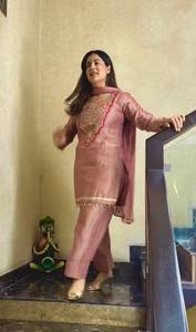 Conjunto de Salwar Kameez Rosa Bordado para Mujer, Traje Étnico Tradicional de Secado Rápido y Corte Regular para Bodas, Fiestas y Diwali - Product Image 2