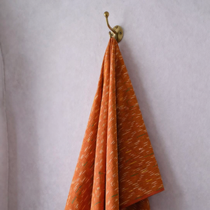 Tissu en coton Ikat indien traditionnel tissé à la main, écologique, durable, lavable, pour la maison, les vêtements et la tapisserie - Product Image 3