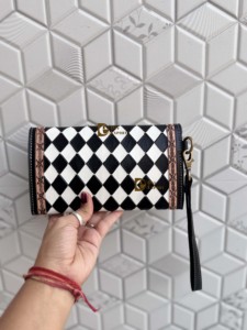 Étui de téléphone en cuir sculpté à la main par un designer unique 2026, motif damier élégant, portefeuilles multi-usages pour femmes - Product Image 4