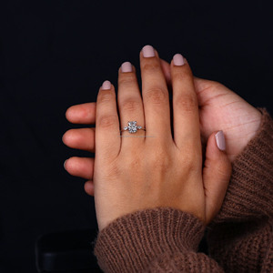 Radiant Cut Lab Grown Diamond Anillo de compromiso de tres piedras Side Marquise Diamond IGI Certified Platinum Wedding Band White Trendy - Product Image 4