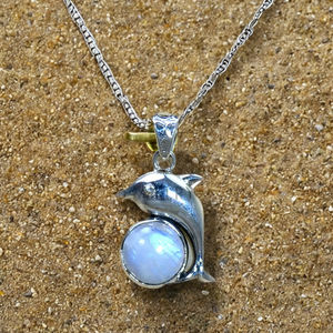 Pendentifs Dolphin en argent sterling faits à la main avec pendentif et breloque de forme ronde en pierre de lune Ocean Wave Design Marine Life pour femme - Product Image 1