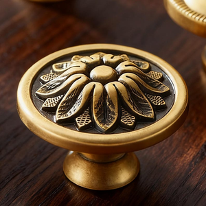 Pomo de Gabinete de Latón Antiguo de Inspiración Francesa, Tirador de Cajón Floral de Metal Sólido, Herraje Decorativo para Muebles - Product Image 1