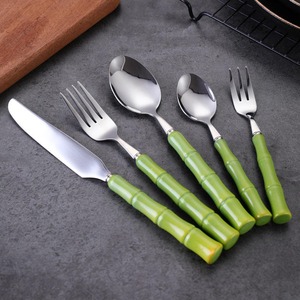 Ensemble de couverts classiques en acier inoxydable écologiques et durables avec manche en bambou vert, compatibles lave-vaisselle, design moderne pour la maison - Product Image 1