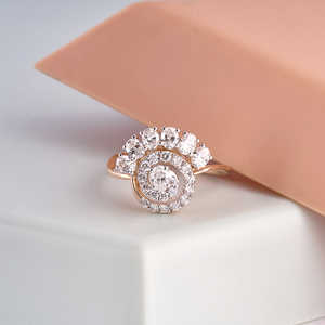 Anillo de diamantes con diseño abstracto o remolino - Product Image 1