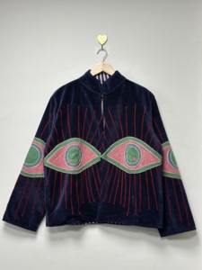 เสื้อแจ็คเก็ตบอมเบอร์ผ้ากำมะหยี่ซูซานี ระบายอากาศได้ดี เป็นมิตรกับสิ่งแวดล้อม เหมาะสำหรับฤดูหนาว แบบยูนิเซ็กซ์ ปักลายดอกไม้ คอทรงโอ ซับในผ้าฝ้าย สไตล์ฮิปปี้ - Product Image 1