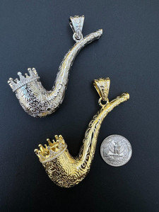 Pendentif en alliage plaqué or véritable massif de style vintage avec un motif de volutes complexes et une base circulaire - Product Image 3