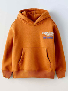 เสื้อฮู้ดลายกราฟิกสีเขียวมะกอกสำหรับผู้ชายแบบพรีเมียม – เสื้อพิมพ์ลายแบบสวมหัว ผ้าคอตตอนผสมเนื้อนุ่ม เสื้อสตรีทแวร์ระบายอากาศได้ดี - Product Image 5
