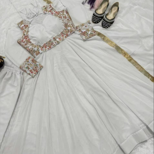 Presentamos el nuevo traje maxi Anarkali de diseño en georgette sintética con múltiples detalles de bordado y trabajo de aguja, en un estilo elegante y moderno. - Product Image 1